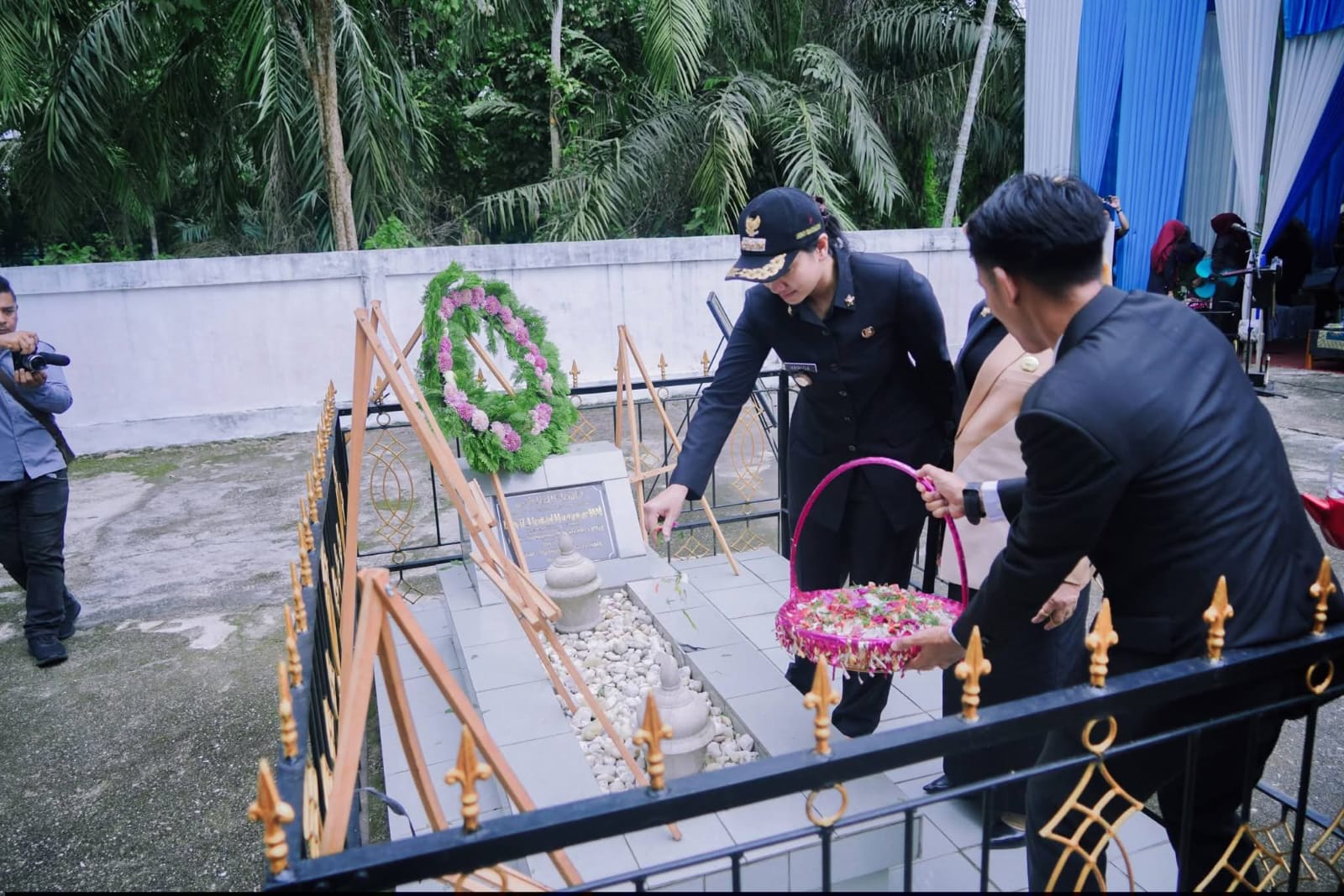 Bupati Annisa tabur bunga di makam Penjabat Bupati Pertama Kabupaten Dharmasraya